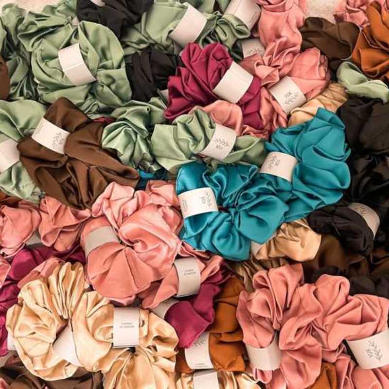 YUK accessoires est une marque de chouchou en Satin pour cheveux. Nos Scrunchies permettent d’attacher vos cheveux sans abimer la forme de vos boucles et votre fibre capillaire.    Ils sont fabriqués à la main en Italie par une jeune créatrice. 